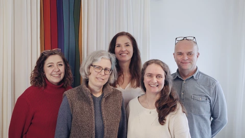 5 Angestellte der Praxis machen ein Gruppenfoto