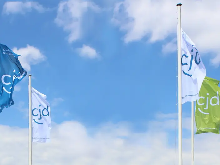 Vier CJD-Fahnen vor blauem Himmel